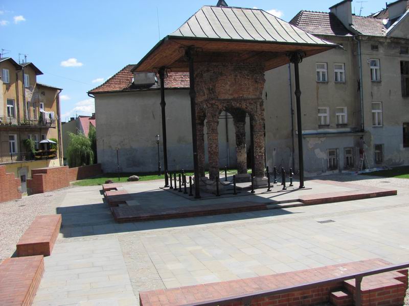 Zamek Tarnów Bima - fragment starej synagogi