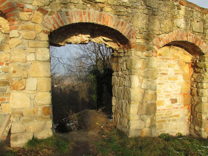Zamek Melsztyn Pozostałości murów