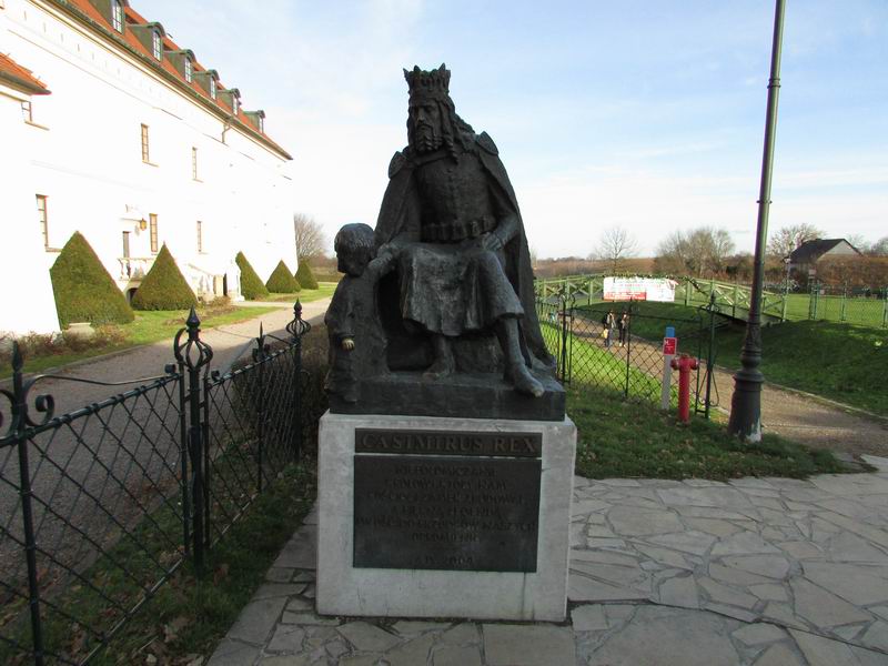 Zamek Niepołomice Pomnik Kazimierza Wielkiego