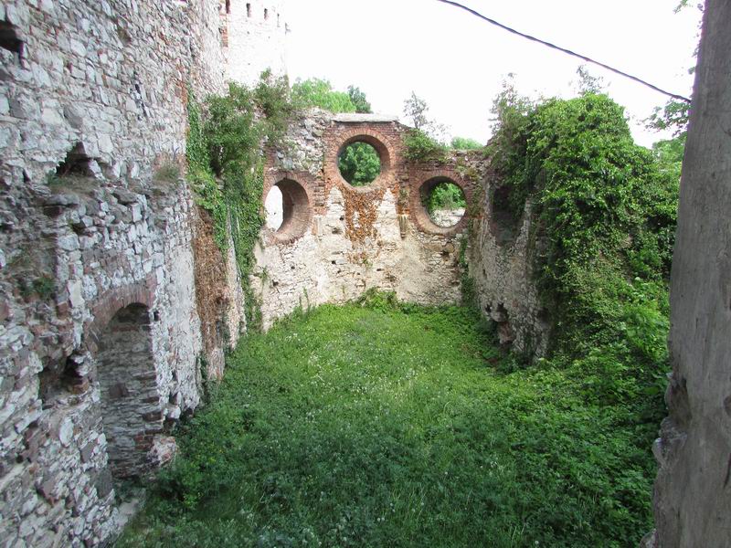 Zamek Rudno Ruiny dawnego pomieszczenia