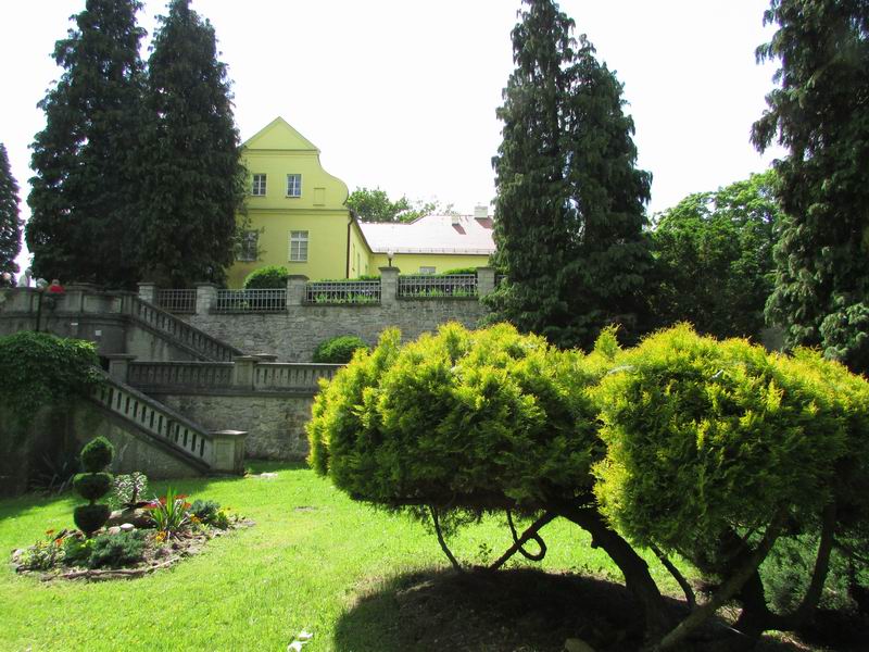 Zamek Rogów Opolski Widok zamku od strony ogrodu.