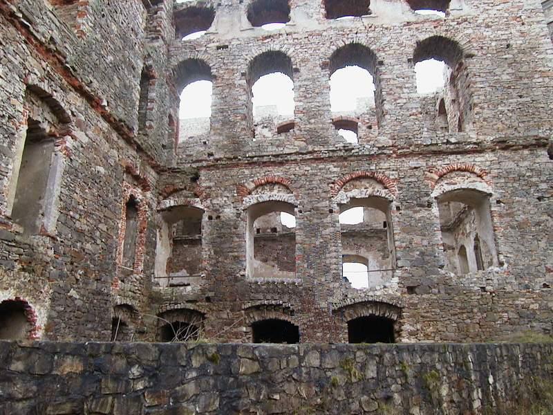 Zamek Ujazd Mury zniszczone przez czas.
